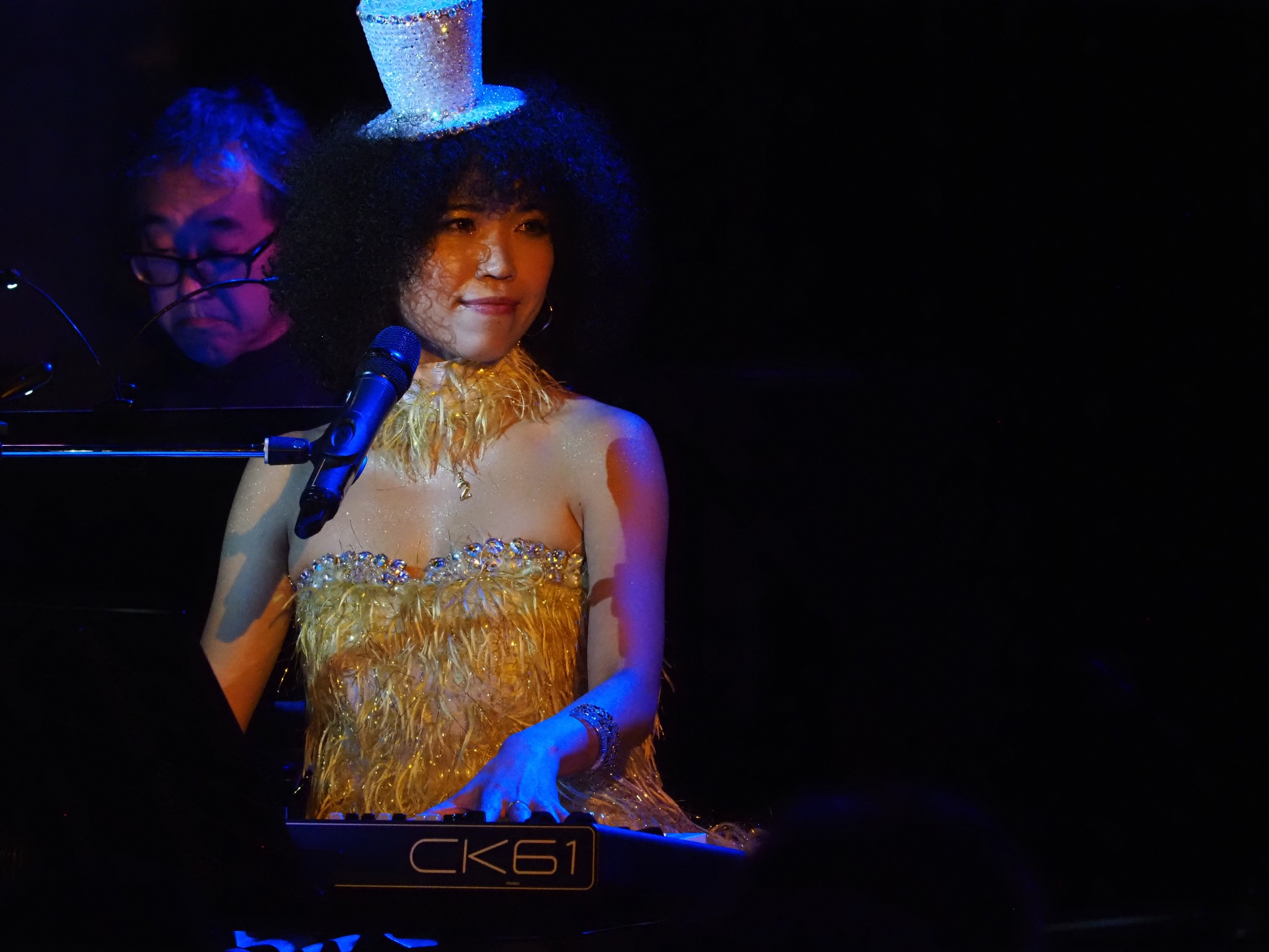 キーボードの前で演奏するSaasha