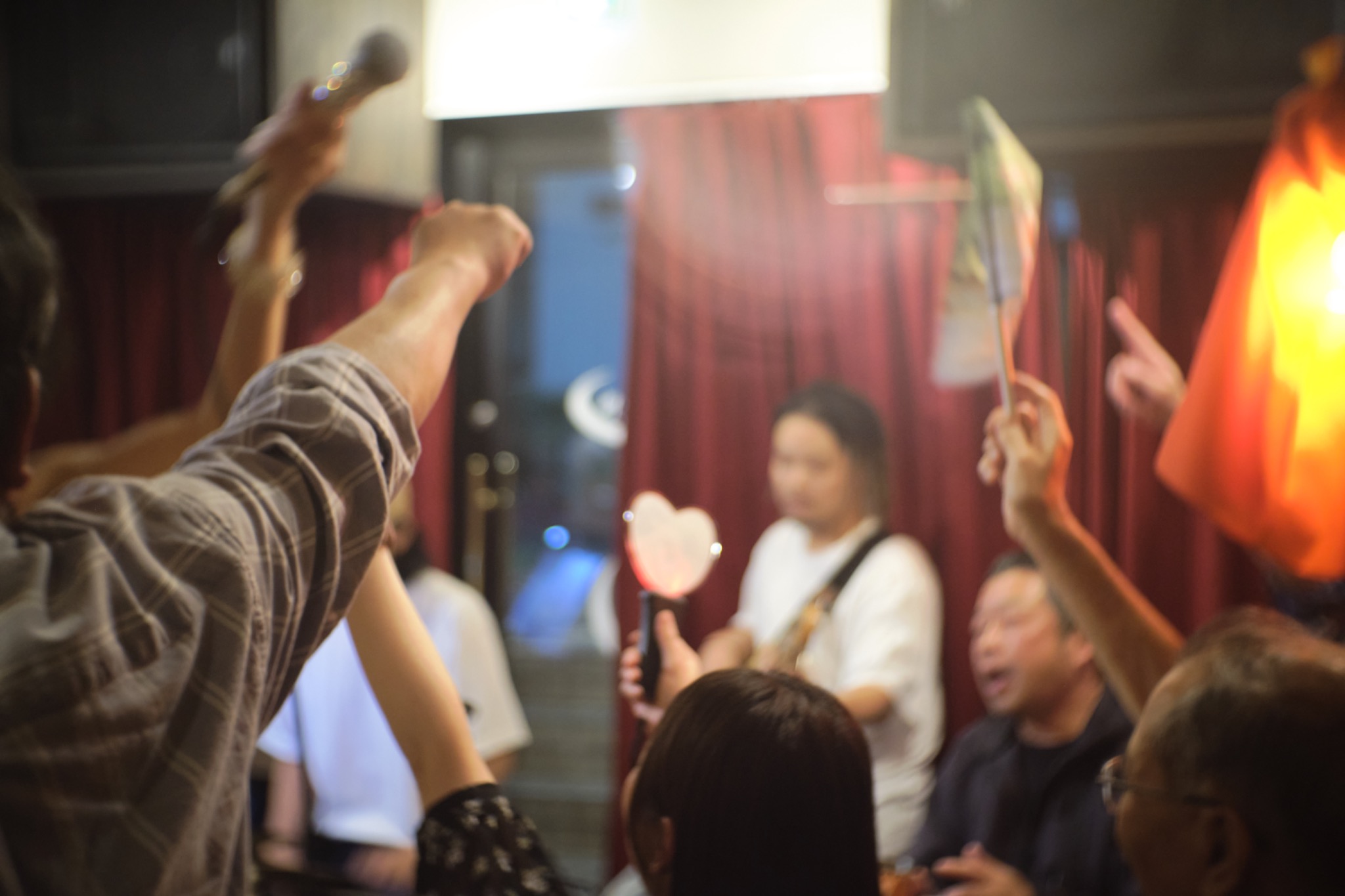 Saashaのライブで手を上げて盛り上がる客席